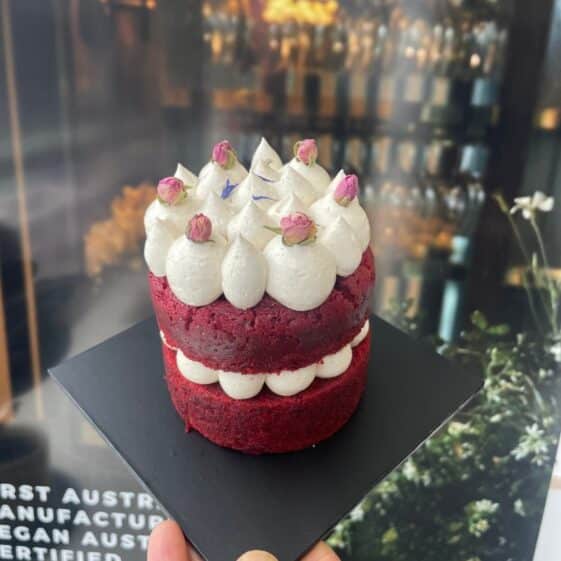 Red Velvet Mini Cake with Cashew Cream 4''